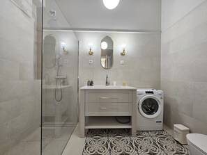 Shower, hair dryer, towels, soap - Urban Nest Wolfova by the Triple Bridge Ljubljana Tour As with AC and WiFi (Ljubljana)