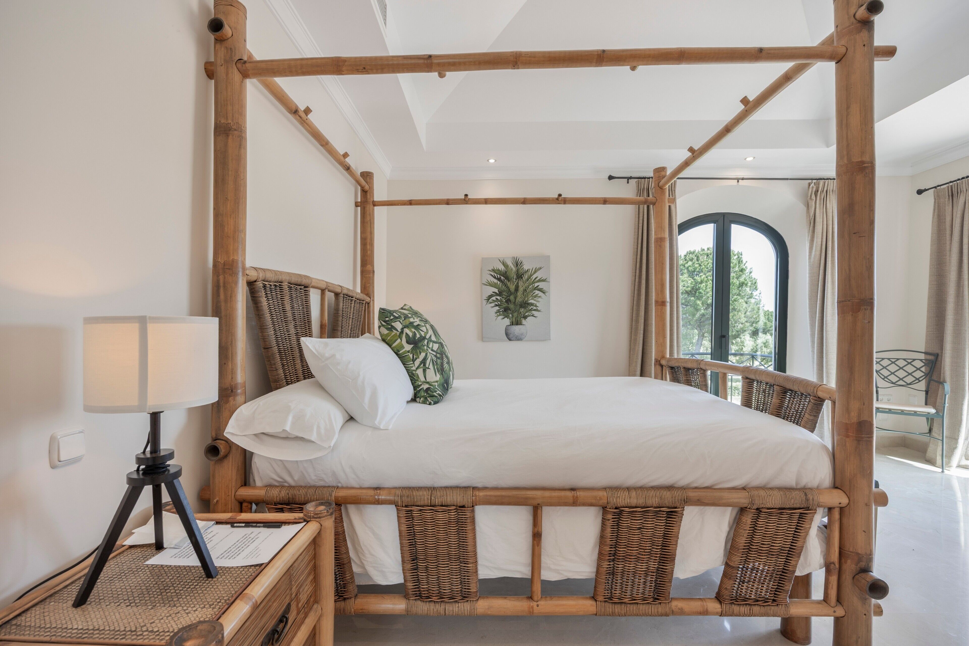 5 bedrooms, iron/ironing board, WiFi, bed sheets