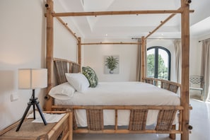 5 bedrooms, iron/ironing board, WiFi, bed sheets