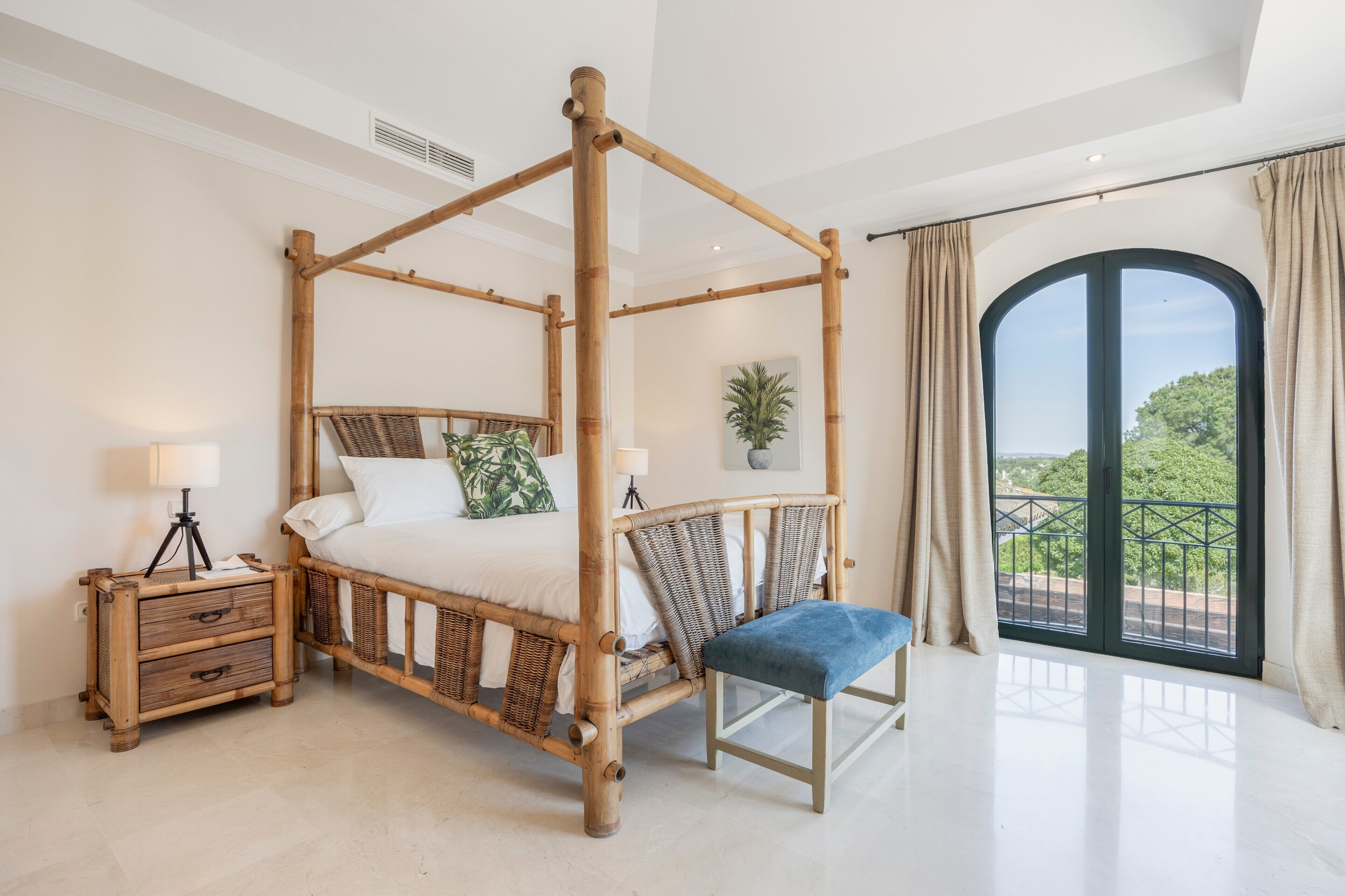 5 bedrooms, iron/ironing board, WiFi, bed sheets