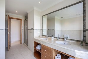 Shower, hair dryer, towels - Villa 'Arcos Golf Jacaranda 11' with Mountain View, Wi-Fi and Air Conditioning (Arcos de la Frontera)