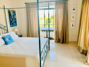 5 bedrooms, iron/ironing board, WiFi, bed sheets