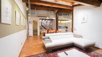 Deluxe-Apartment, 2 Schlafzimmer, Nichtraucher, Turm | Wohnbereich | 32-Zoll-LED-Fernseher mit Digitalempfang