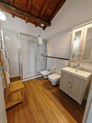 Comfort Apartment, 1 Bedroom, Non Smoking, Tower | Bathroom | Free toiletries, hair dryer, bidet, towels