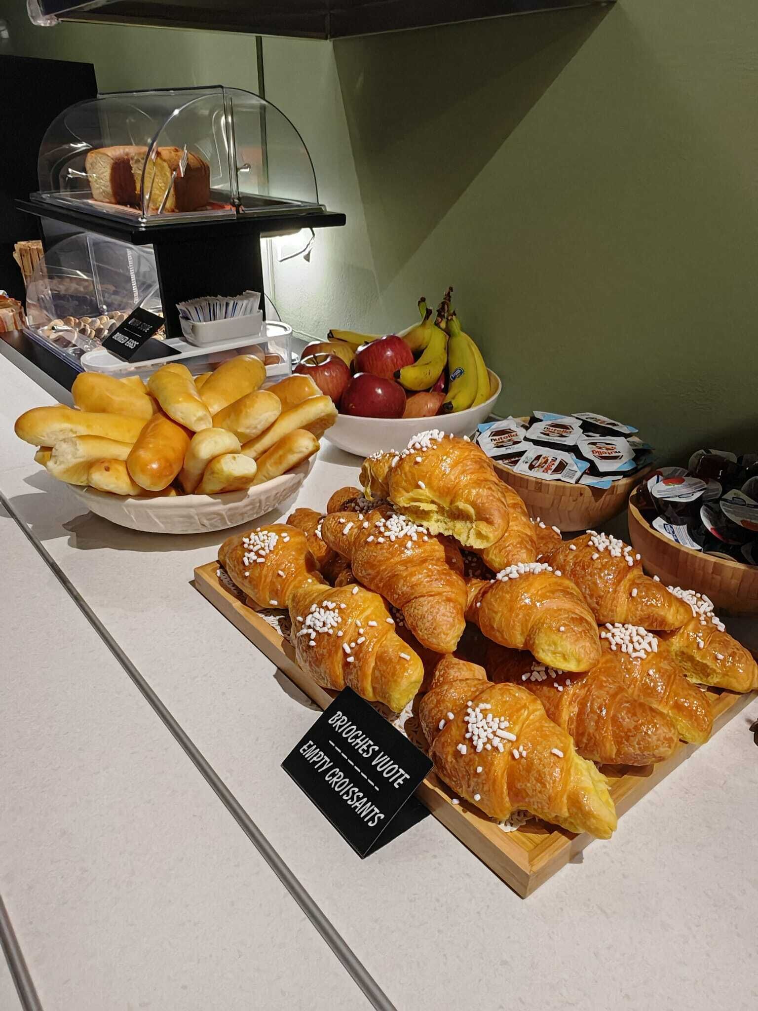 Petit déjeuner en libre-service (7 EUR par personne)