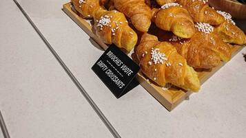 Petit déjeuner en libre-service (7 EUR par personne)