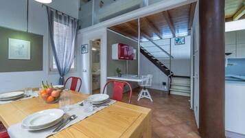 Deluxe Apartment, 2 Bedrooms, Non Smoking, Tower | Dining