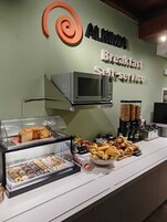 Desayuno de autoservicio todos los días (con cargo)