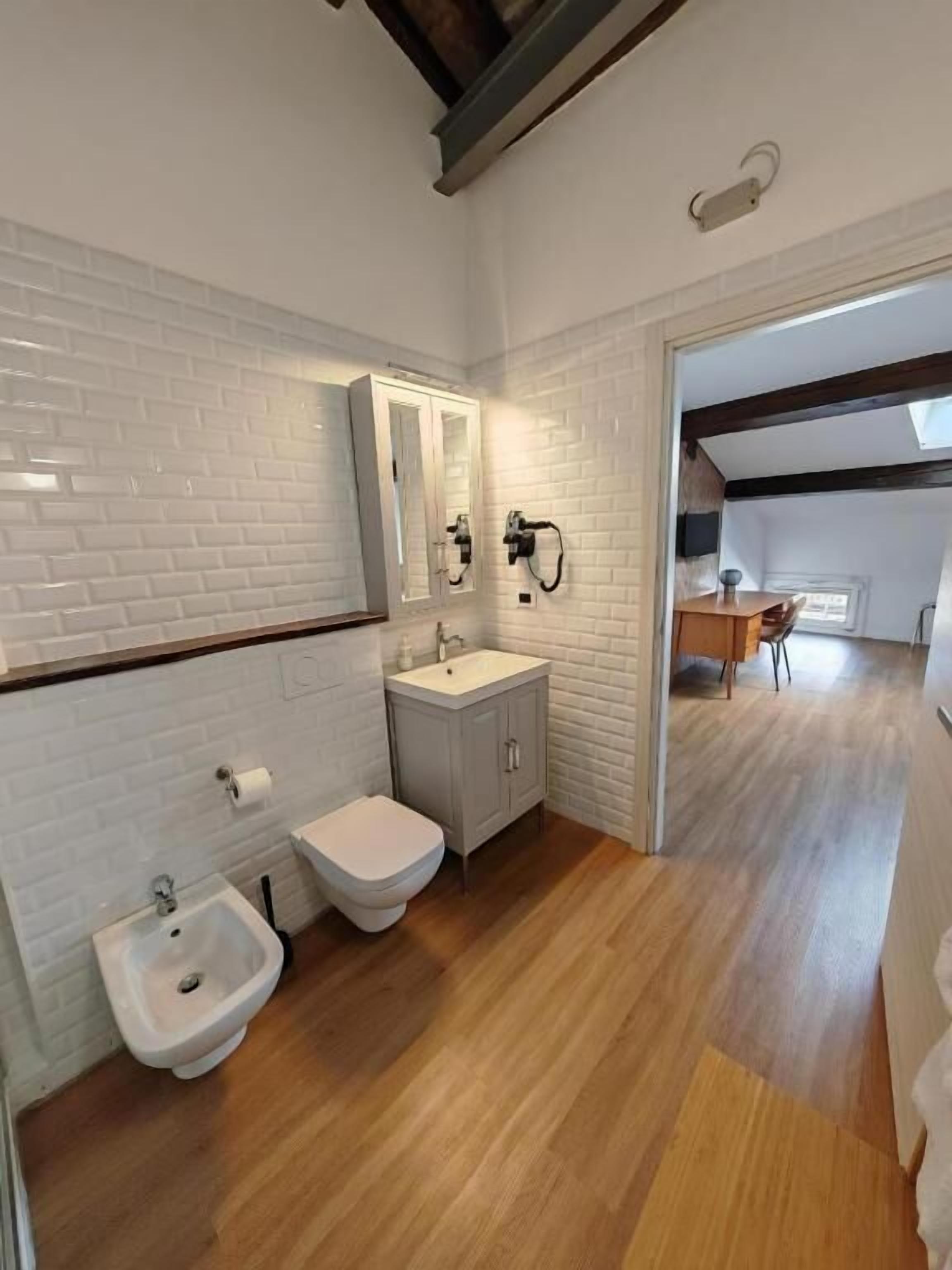 Appartement Confort, 1 chambre, non-fumeurs, dans la tour | Salle de bain | Articles de toilette gratuits, sèche-cheveux, bidet, serviettes fournies
