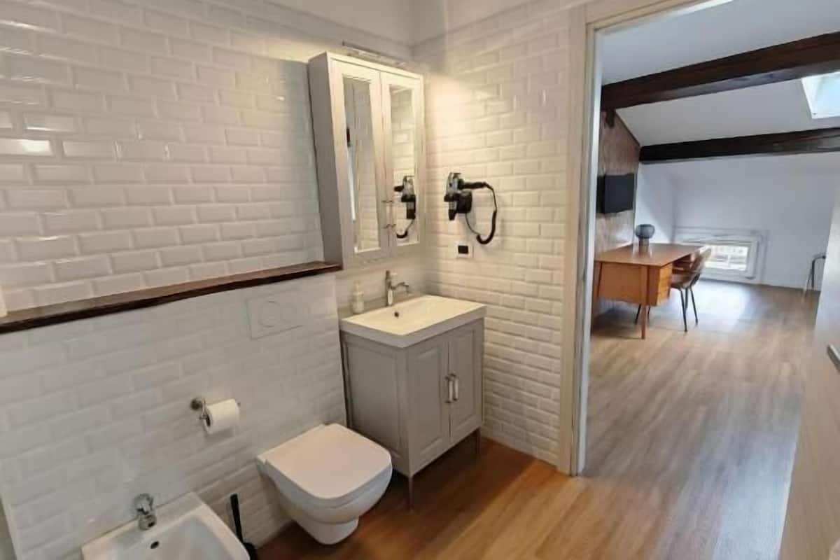 Appartement Confort, 1 chambre, non-fumeurs, dans la tour | Salle de bain | Articles de toilette gratuits, sèche-cheveux, bidet, serviettes fournies