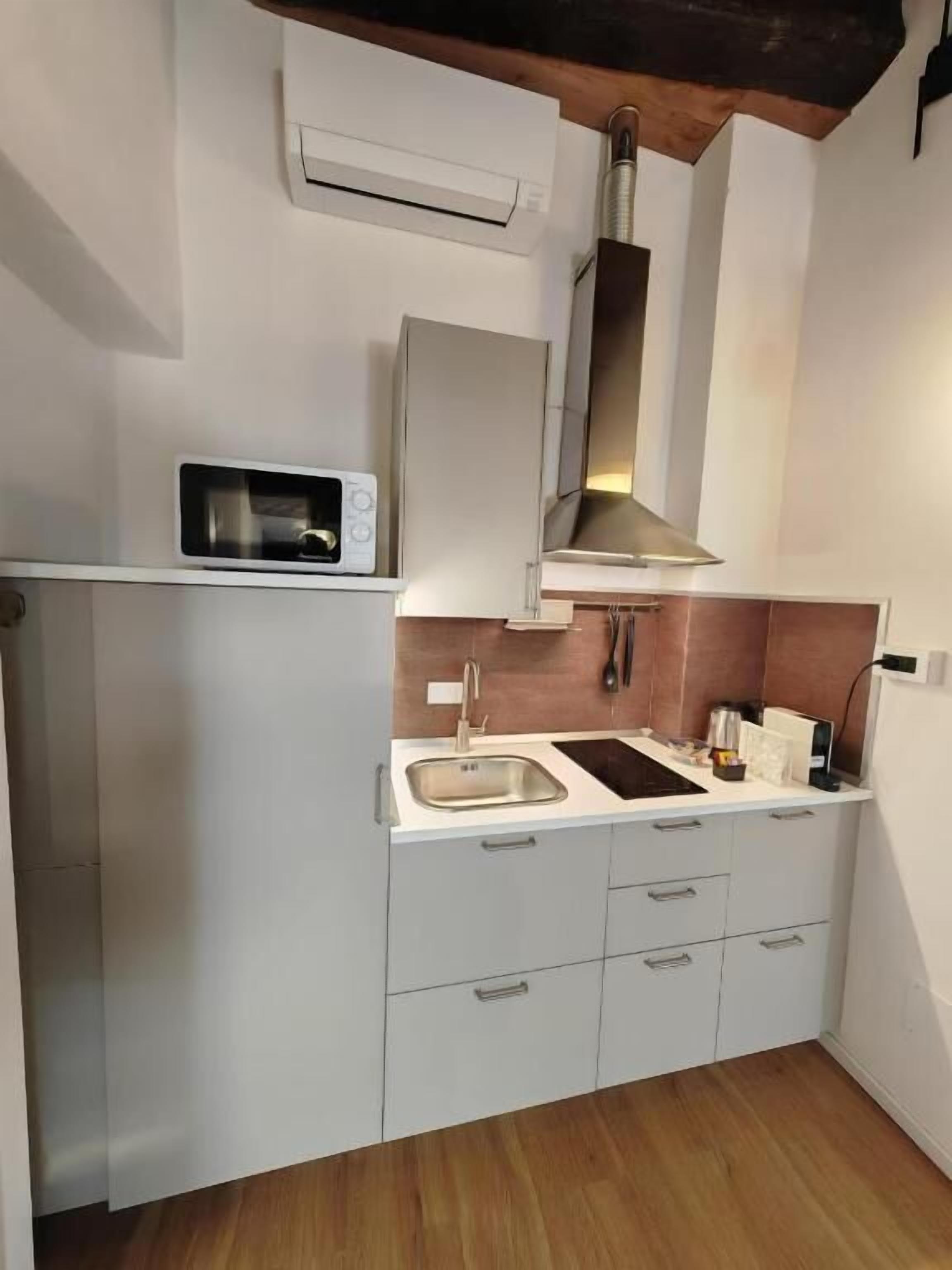 Comfort-huoneisto, 1 makuuhuone, tupakointi kielletty, torni | Yksityinen keittiö | Täysikokoinen jääkaappi, mikroaaltouuni, siivousvälineet