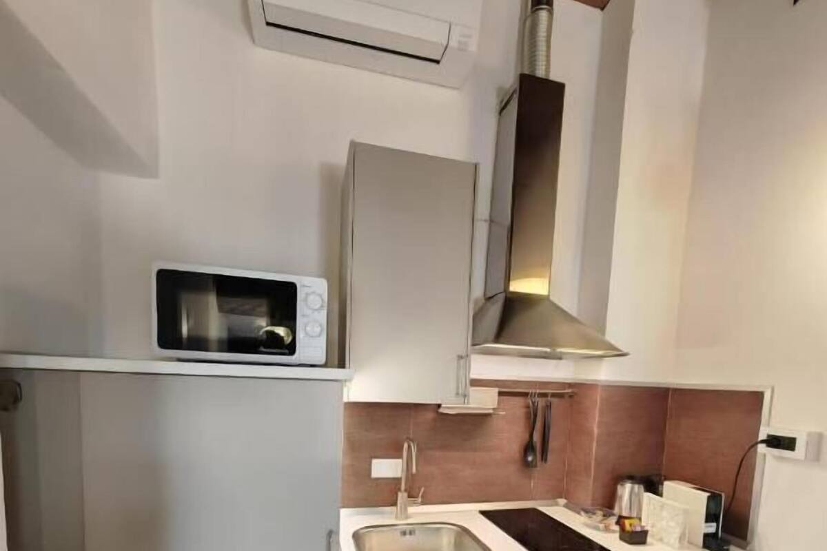 Comfort-huoneisto, 1 makuuhuone, tupakointi kielletty, torni | Yksityinen keittiö | Täysikokoinen jääkaappi, mikroaaltouuni, siivousvälineet