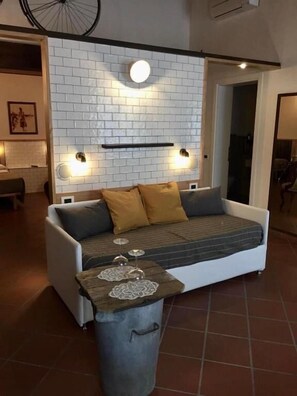 Departamento de diseñador, 1 habitación, para no fumadores, mezzanine | Área de sala de estar | Televisión LED de 32 pulgadas con canales digitales 