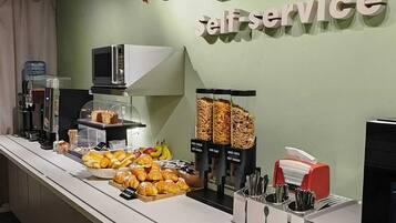 Petit déjeuner en libre-service (7 EUR par personne)