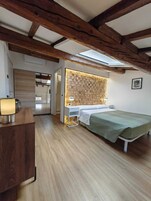 Ropa de cama hipoalergénica y caja de seguridad en la habitación