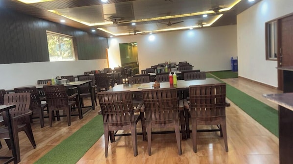 Deluxe Room, Mountain View | Dining