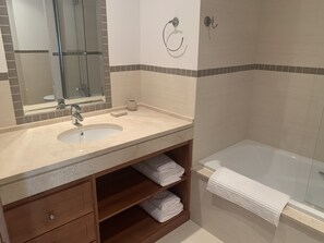 Unclassified image, 2 of 21, button