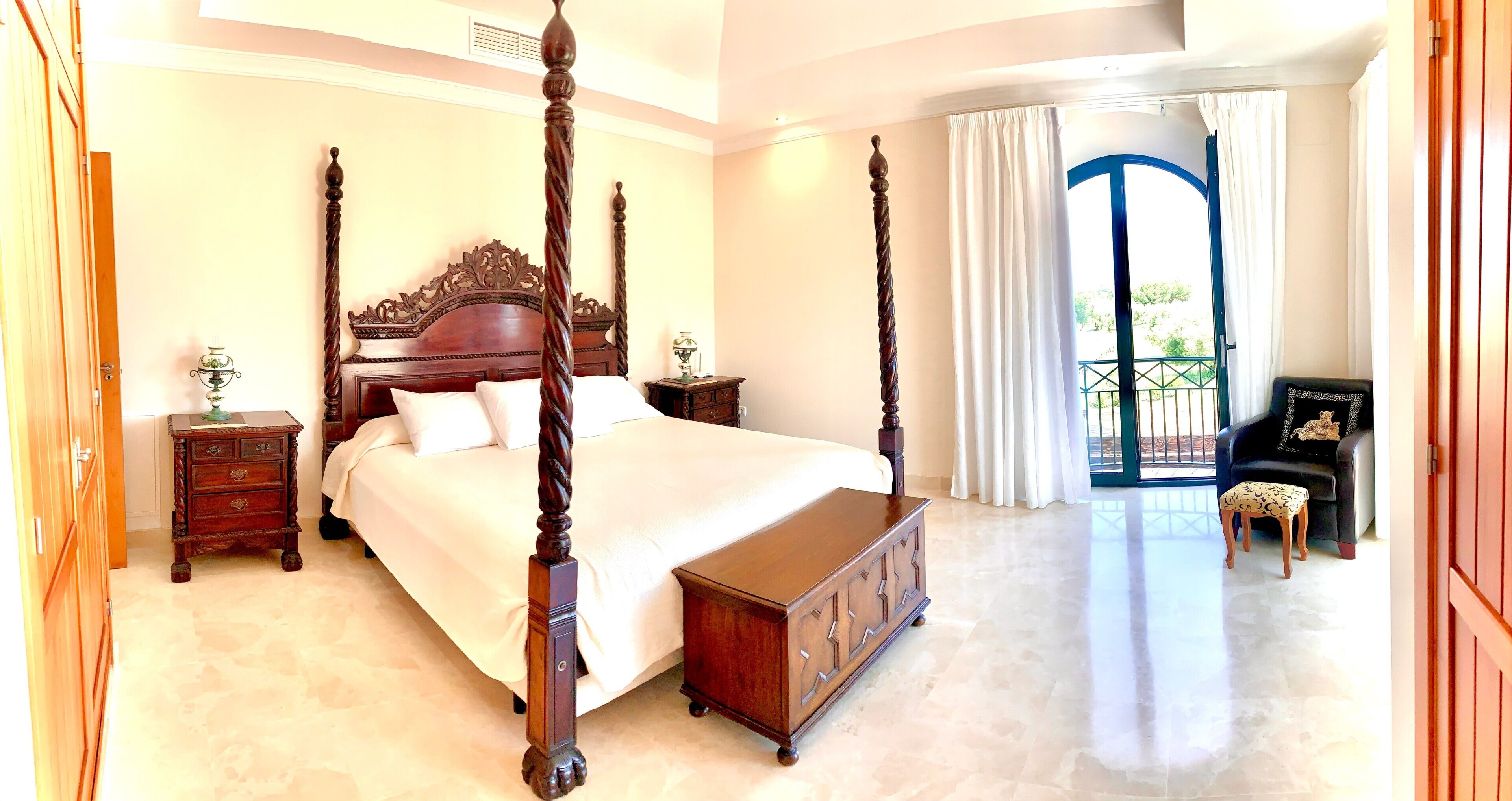 5 slaapkamers, een strijkplank/strijkijzer, wifi, beddengoed