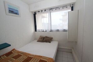 1 bedroom, iron/ironing board - Studio cabin with terrace in Canet-Plage (Canet-en-Roussillon)