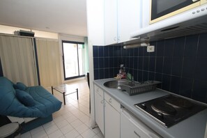 Fridge, microwave, coffee/tea maker, toaster - Studio cabin with terrace in Canet-Plage (Canet-en-Roussillon)