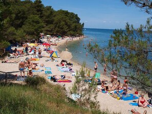 A crowded beach with people sunbathing and swimming. - Modern apartment near Kanegra Beach (Umag)