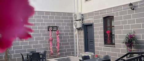 Habitación triple Deluxe, vista al jardín | Restaurante al aire libre