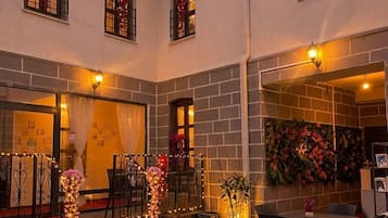 Chambre Triple Deluxe, vue jardin | Restaurant