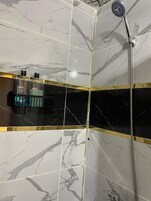 Habitación estándar | Baño | Secador de pelo, toallas, jabón y champú