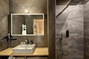Douche, sèche-cheveux, serviettes fournies