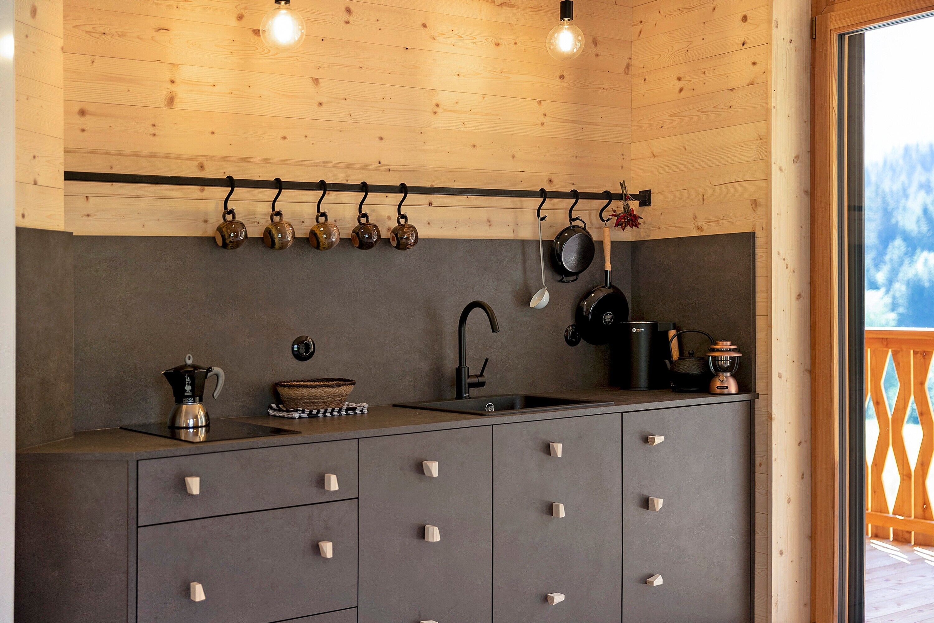 Fridge, stovetop, dishwasher, coffee/tea maker