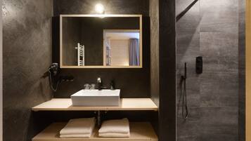 Douche, sĂšche-cheveux, serviettes fournies