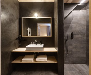 Douche, séchoir à cheveux, serviettes fournies