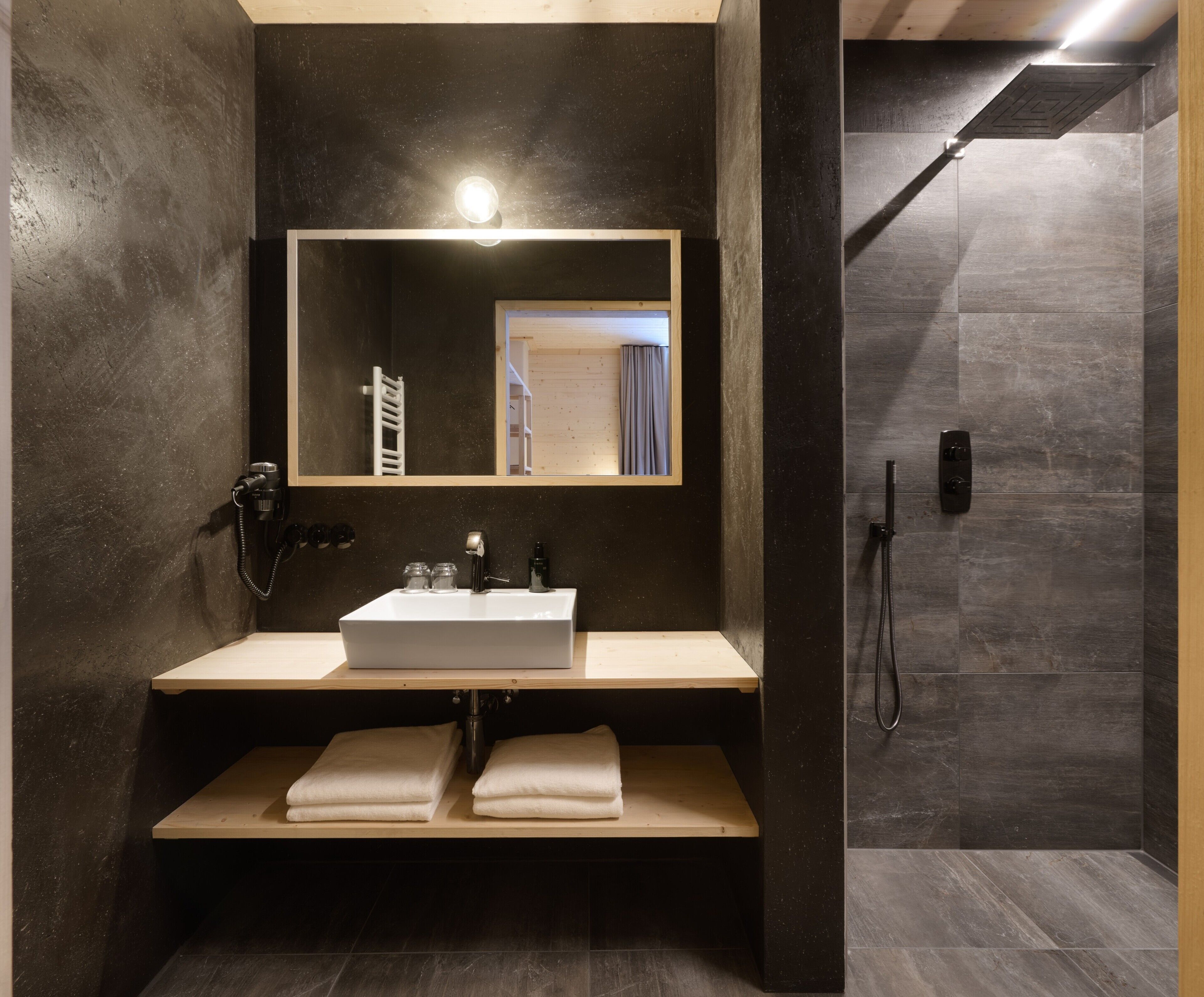 Dusj, hårføner og håndklær