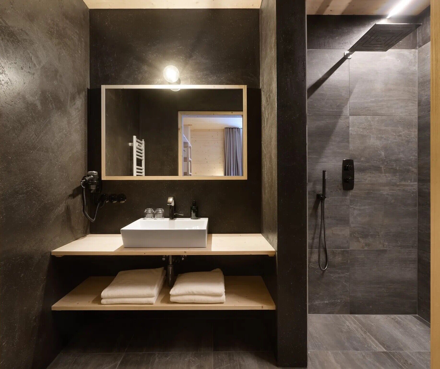 Dusj, hårføner og håndklær