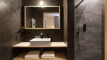 Dusj, hårføner og håndklær