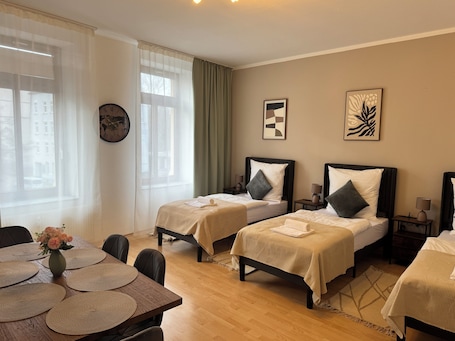 3 bedrooms, iron/ironing board, WiFi, bed sheets. Arminos Large Group Apartment- 3 rooms & 2 WCs