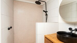 Shower, hair dryer, towels - Iluka Sea Star - Bright, Comfortable, Pet-Friendly Holiday Home (Iluka)