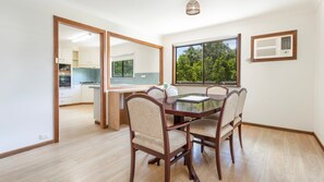 Dining - Iluka Sea Star - Bright, Comfortable, Pet-Friendly Holiday Home (Iluka)