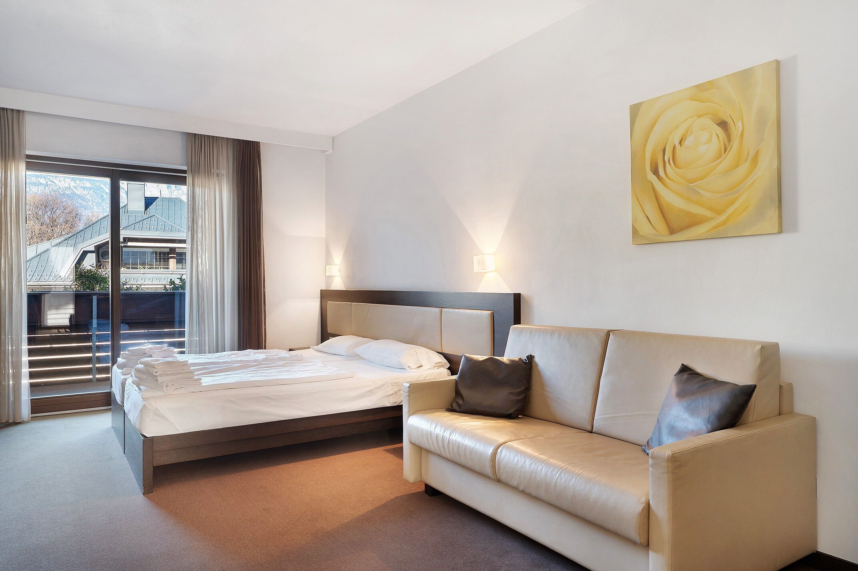 Een strijkplank/strijkijzer, wifi, beddengoed