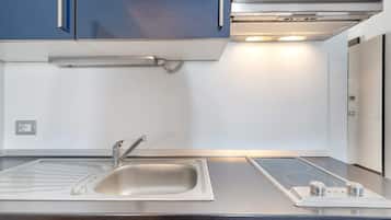 Kühlschrank, Mikrowelle, Herdplatte, Wasserkocher mit Kaffee-/Teezubehör
