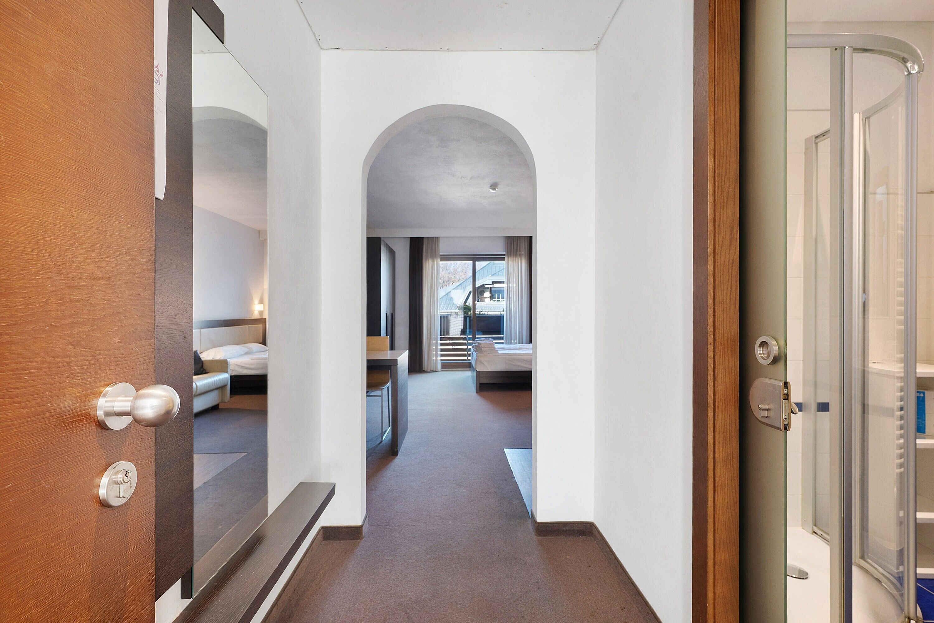 Silitysrauta/-lauta, Wi-Fi, vuodevaatteet