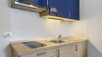Kühlschrank, Mikrowelle, Herdplatte, Wasserkocher mit Kaffee-/Teezubehör