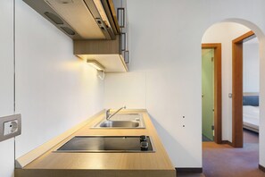 Frigorífic, microones, placa de cuina i cafetera i tetera 
