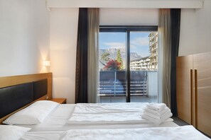 1 dormitorio, tabla de planchar con plancha, wifi y ropa de cama