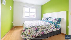 A bedroom with a bed, a window, and green walls. - Cosy independent studio in a small village with countryside views (Richhill)