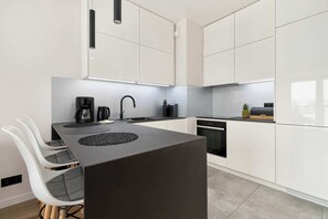 Fridge, oven, stovetop, dishwasher - Modern Apartment for 4 persons | Parking in the garage (Gdańsk)