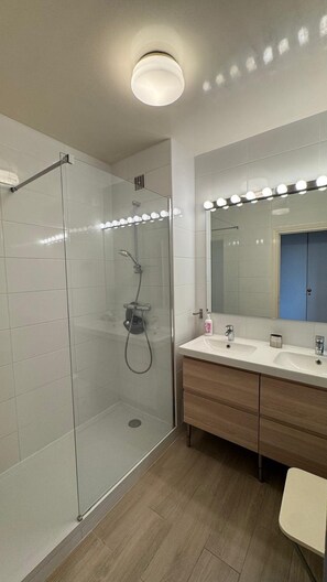 Dusche, Haartrockner, Handtücher, Toilettenpapier