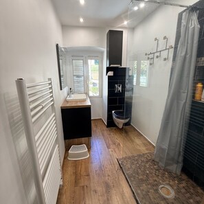 Shower, hair dryer, towels, toilet paper - Modern 6 Pers. apartment in the heart of a Corsican village - Beach 10 min away (Cervione)