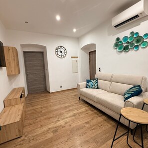 Living area - Modern 6 Pers. apartment in the heart of a Corsican village - Beach 10 min away (Cervione)