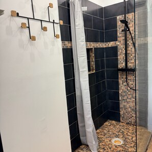 Dusche, Haartrockner, Handtücher, Toilettenpapier